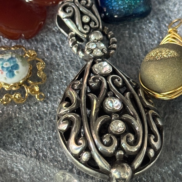 21 pieces Vintage necklaces,pendants. Estates sale. - Picture 9 of 15